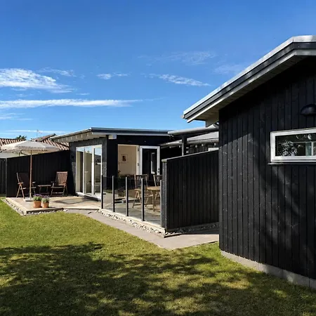 Ro The House - Sea View & Beachfront Location *